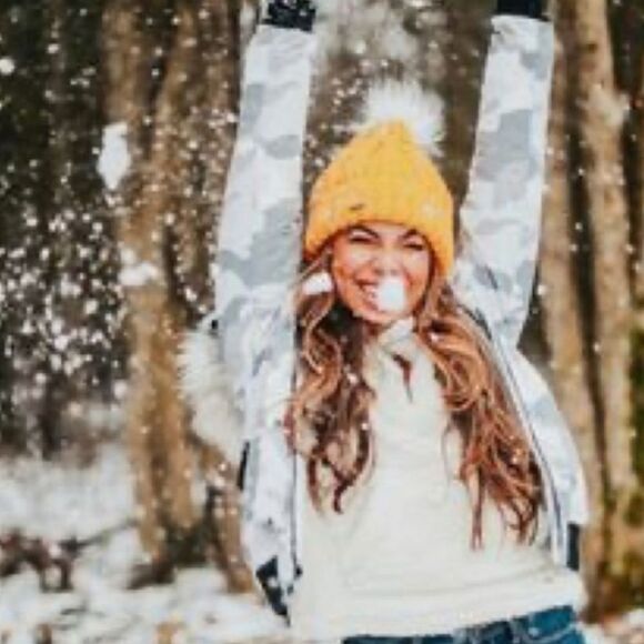 Hollister Pom Pom Beanie - Picture 1 of 9
